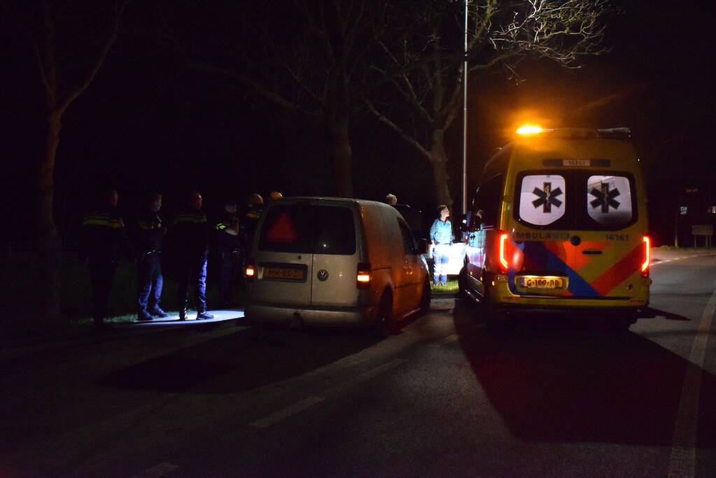 Automobilist aangehouden na botsing tegen lantarenpaal