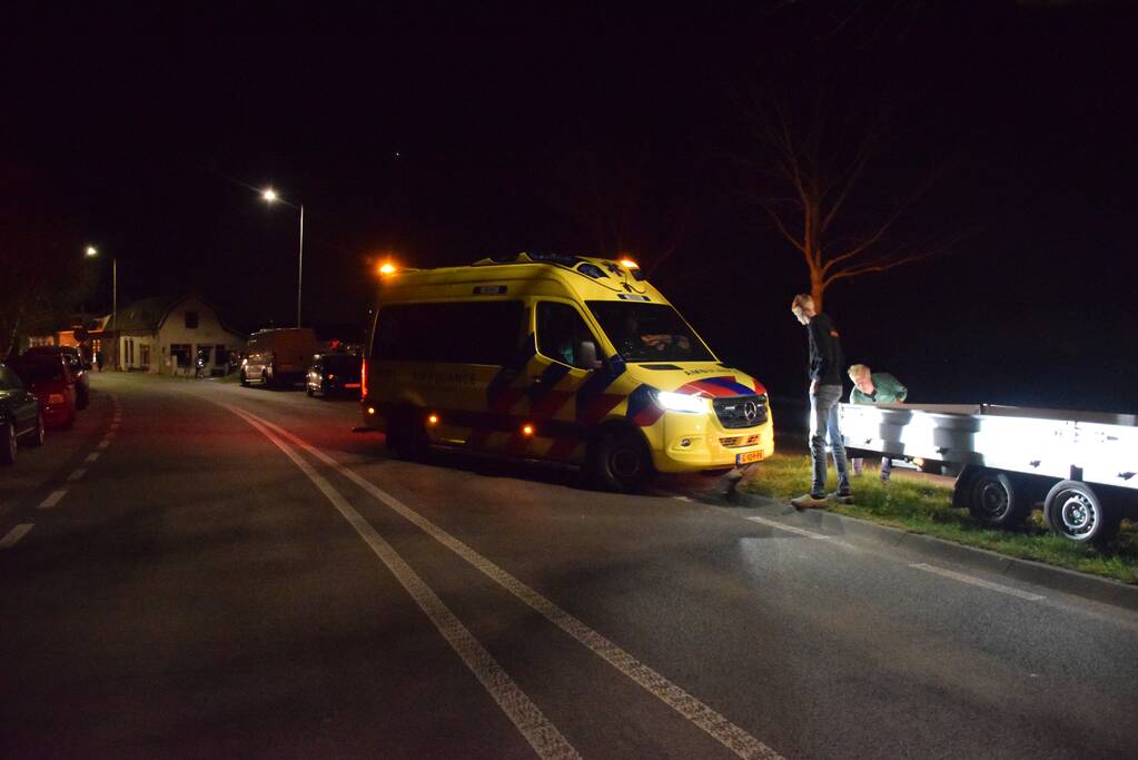 Automobilist aangehouden na botsing tegen lantarenpaal