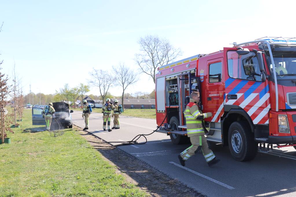 Auto vliegt spontaan in brand tijdens het rijden