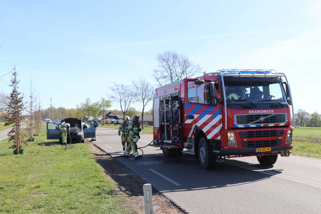 Auto vliegt spontaan in brand tijdens het rijden