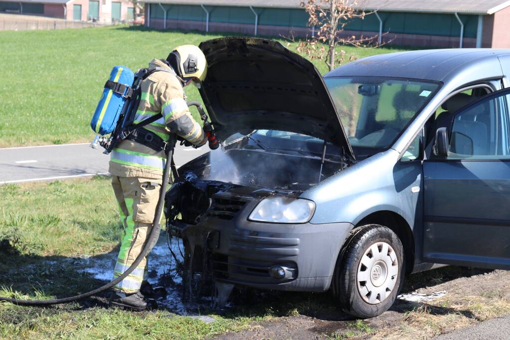 Auto vliegt spontaan in brand tijdens het rijden