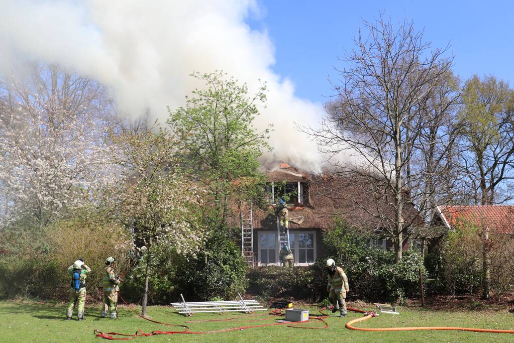 Brand in rieten dak van woonboerderij