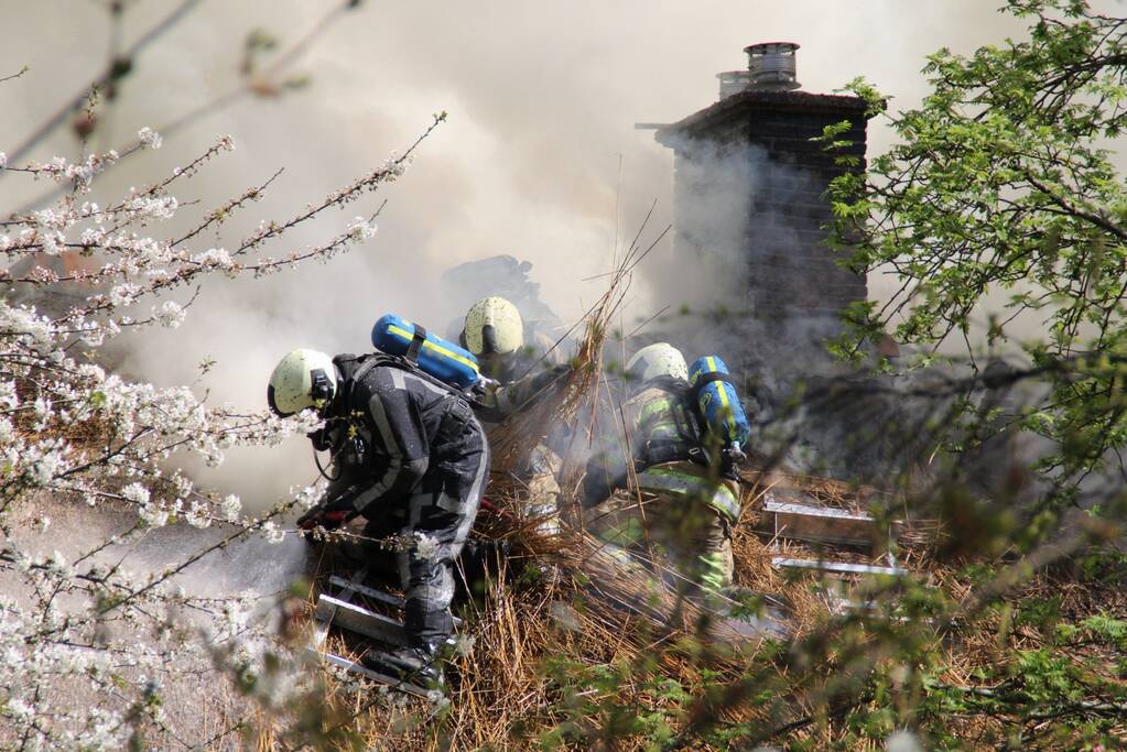 Brand in rieten dak van woonboerderij