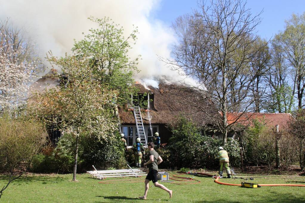 Brand in rieten dak van woonboerderij