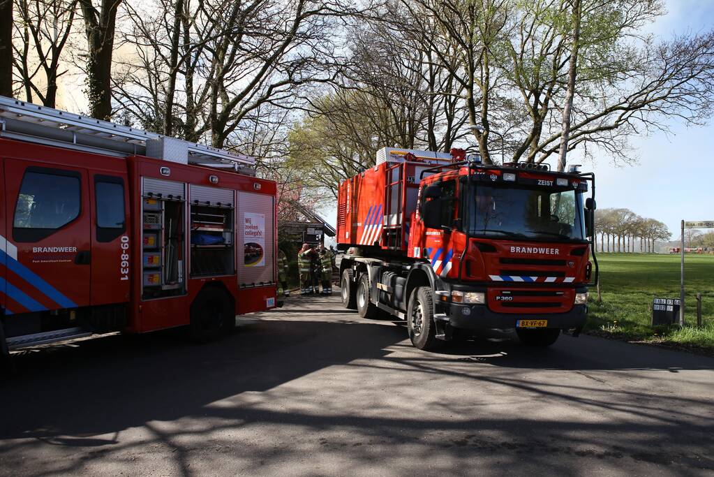Brand in rieten dak van woonboerderij