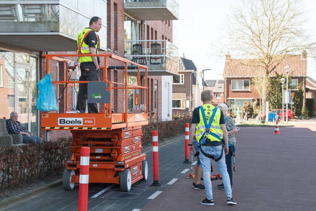 Hoogwerker bij verzorgingstehuis Arkemheen om ouderen op te vrolijken
