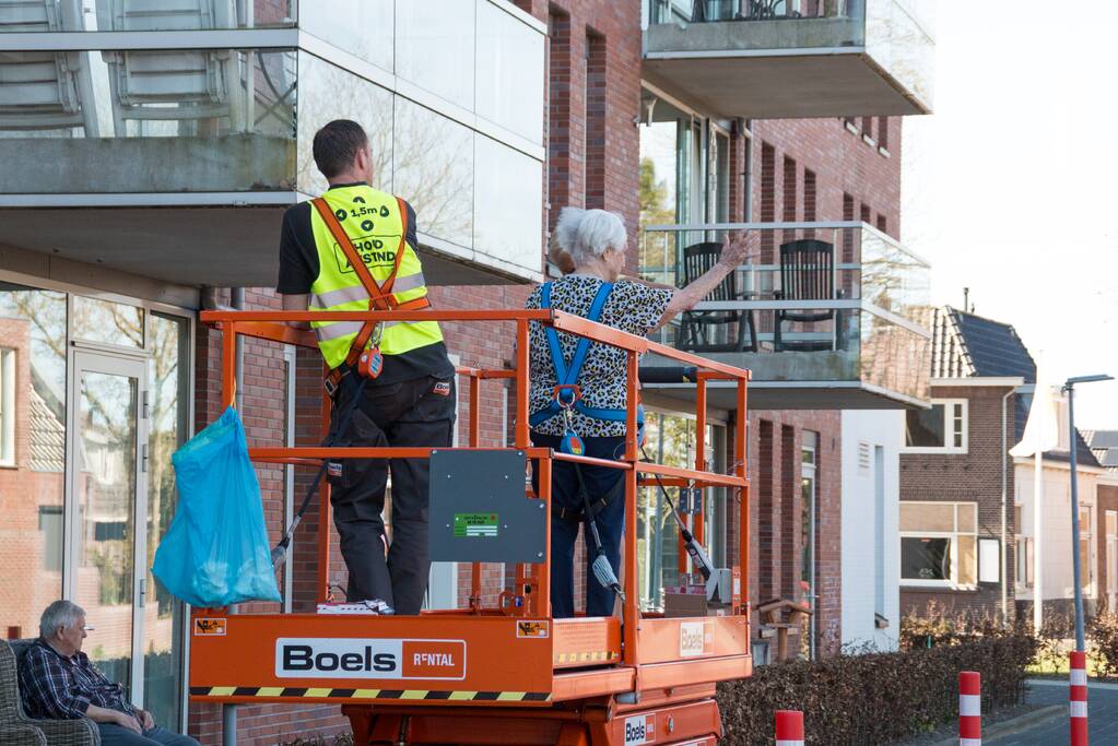 Hoogwerker bij verzorgingstehuis Arkemheen om ouderen op te vrolijken