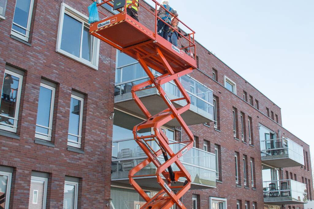 Hoogwerker bij verzorgingstehuis Arkemheen om ouderen op te vrolijken