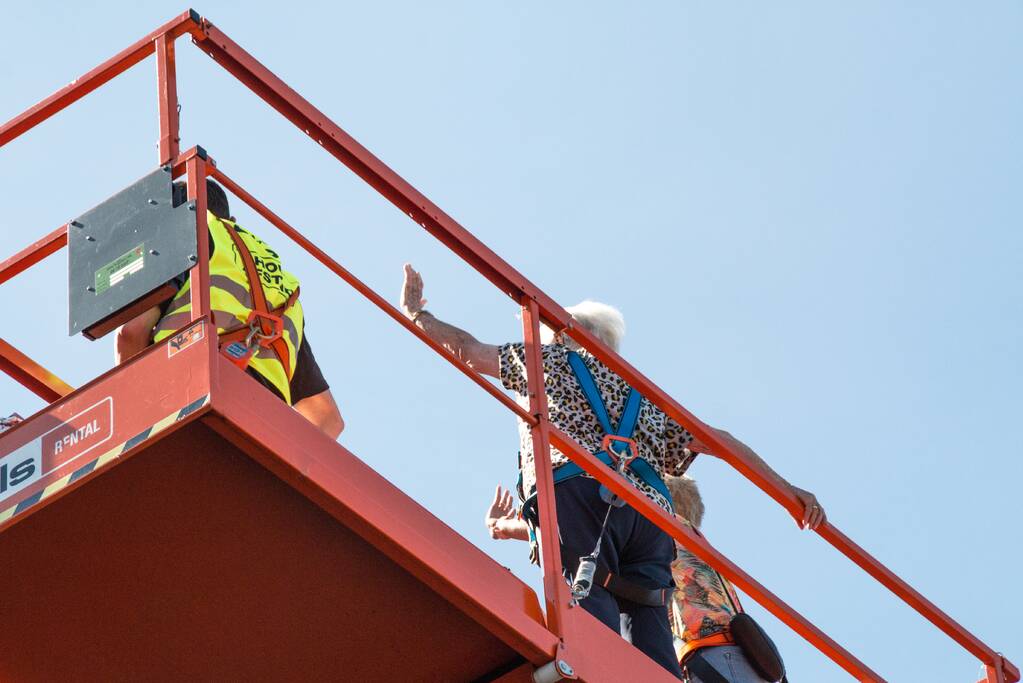 Hoogwerker bij verzorgingstehuis Arkemheen om ouderen op te vrolijken