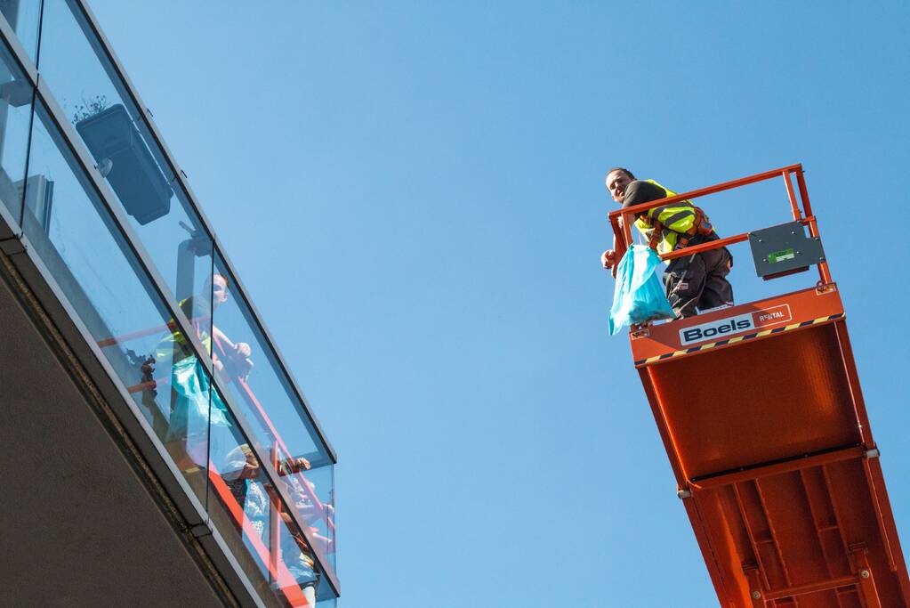 Hoogwerker bij verzorgingstehuis Arkemheen om ouderen op te vrolijken