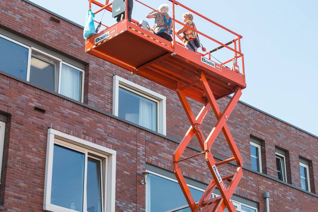 Hoogwerker bij verzorgingstehuis Arkemheen om ouderen op te vrolijken
