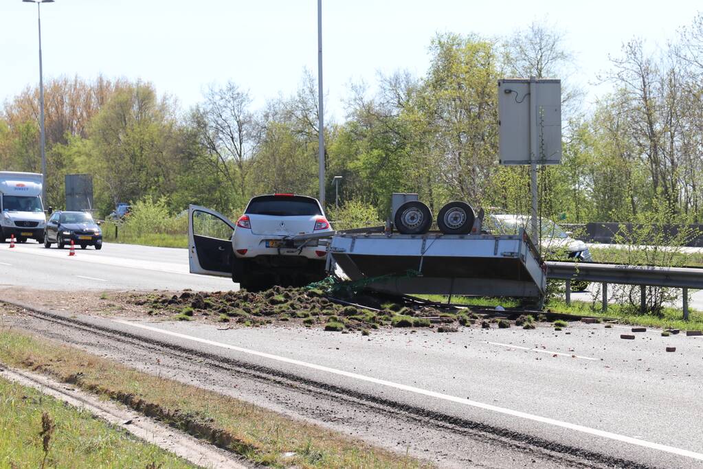 Aanhanger met gras schaart, snelweg afgesloten.