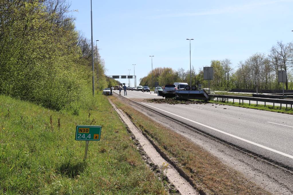 Aanhanger met gras schaart, snelweg afgesloten.