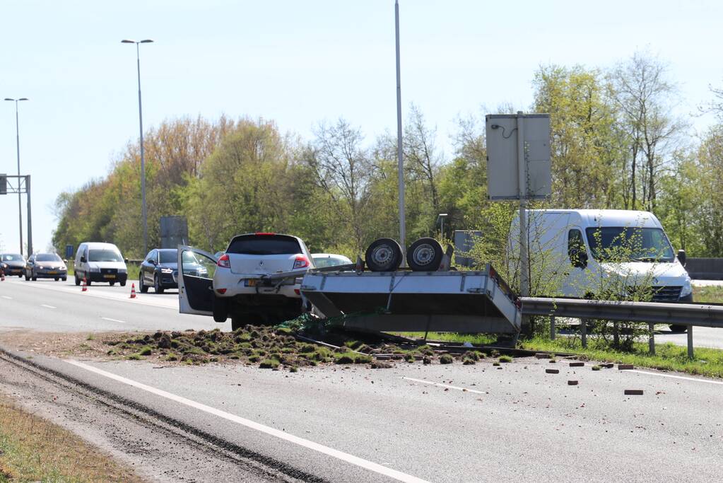 Aanhanger met gras schaart, snelweg afgesloten.