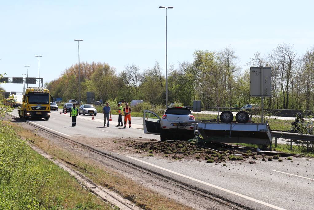 Aanhanger met gras schaart, snelweg afgesloten.