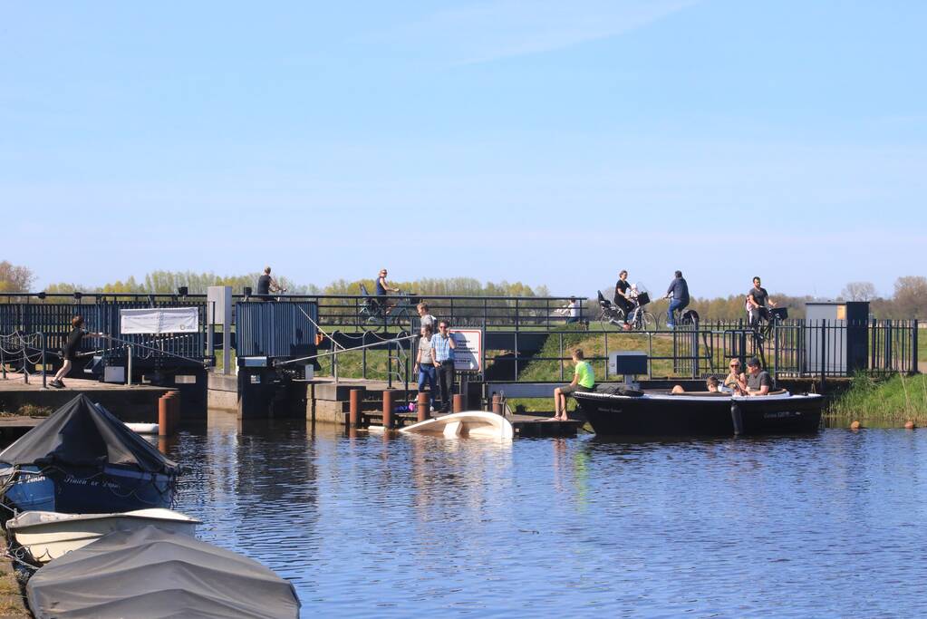 Elektrische boot gezonken voor sluis