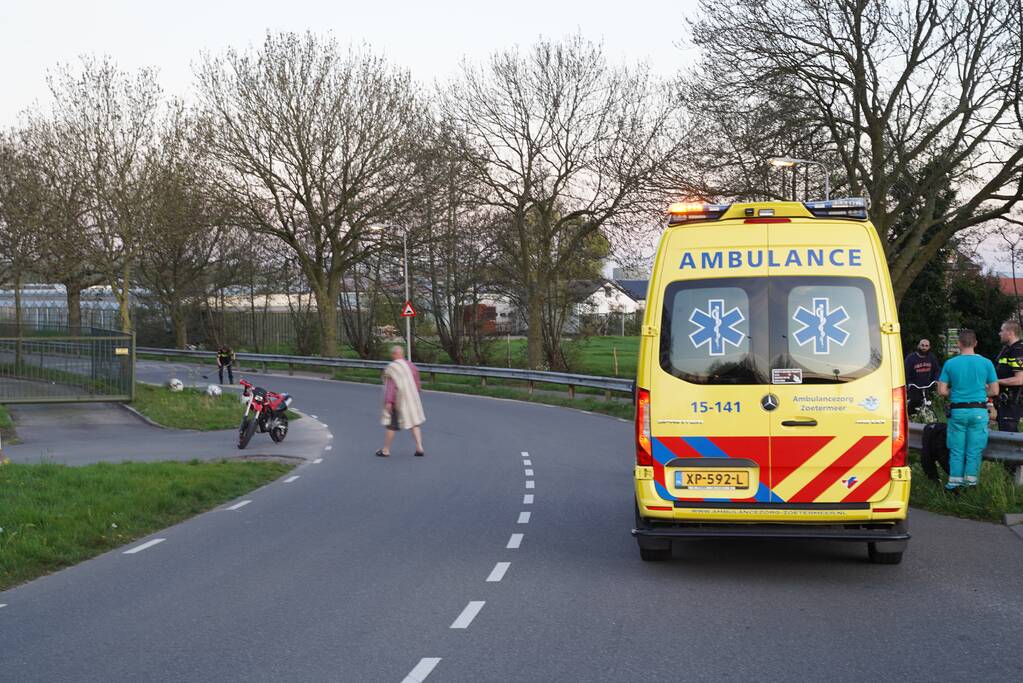 Bestuurder van motor gewond bij val door zand op de weg