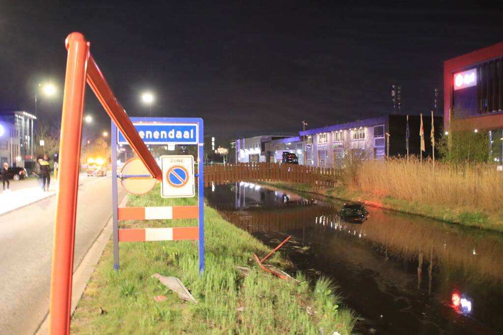 Dronken bestuurder rijdt auto sloot in