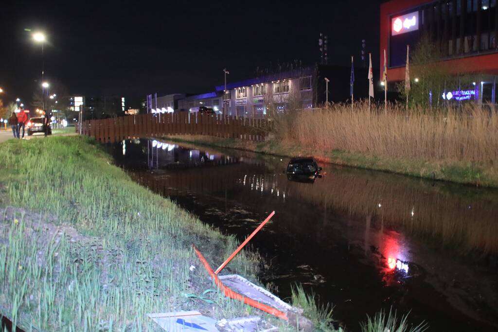 Dronken bestuurder rijdt auto sloot in