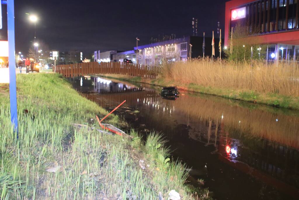 Dronken bestuurder rijdt auto sloot in