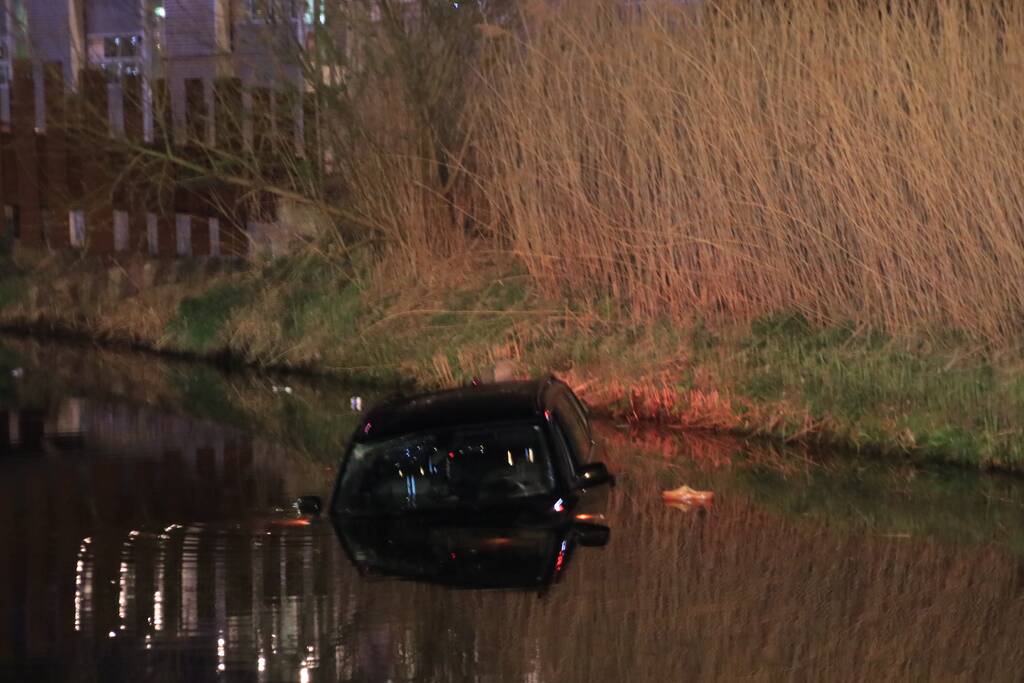 Dronken bestuurder rijdt auto sloot in