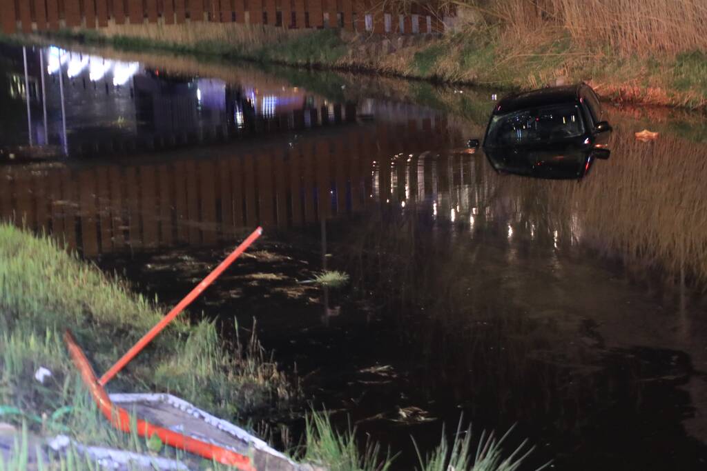 Dronken bestuurder rijdt auto sloot in