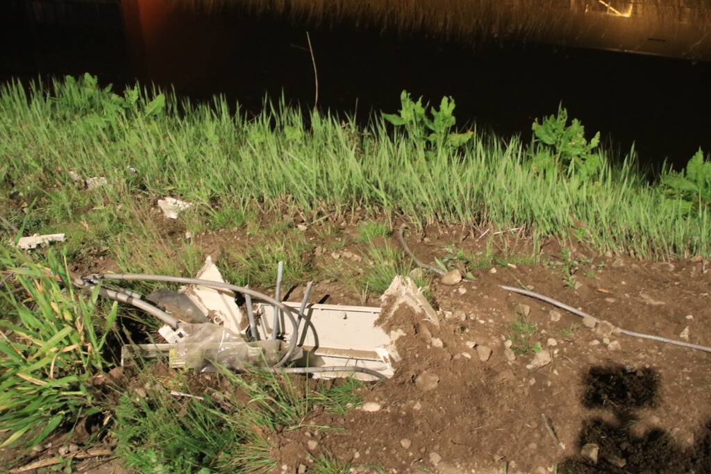 Dronken bestuurder rijdt auto sloot in