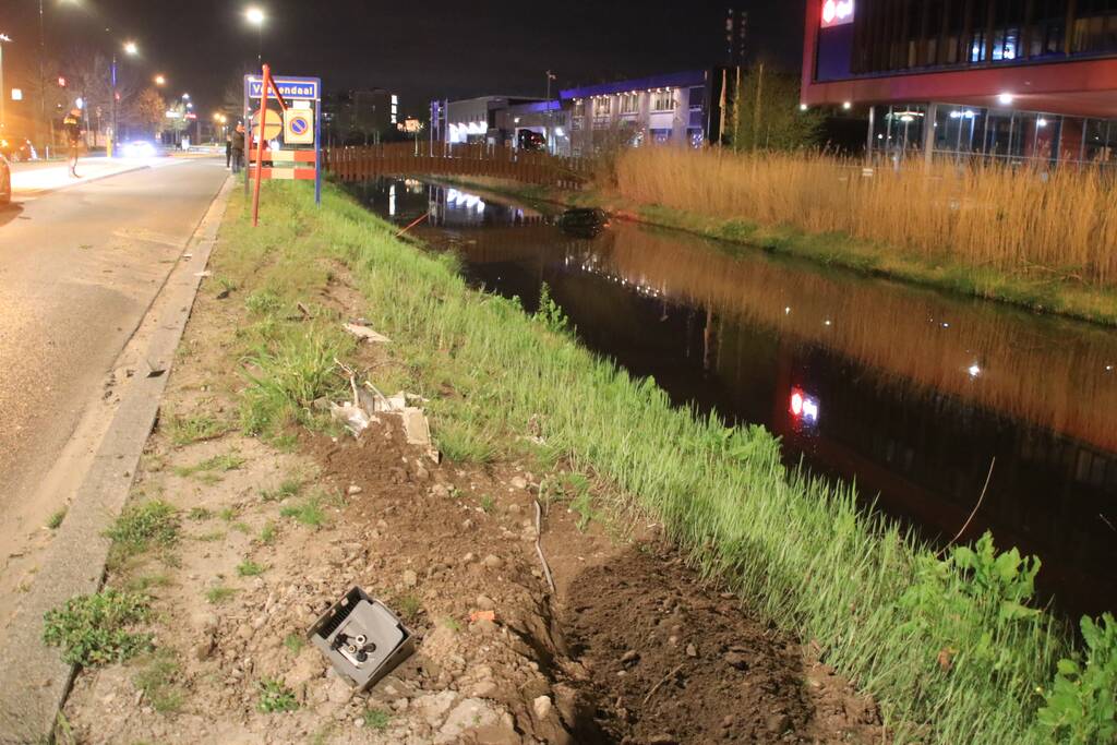 Dronken bestuurder rijdt auto sloot in