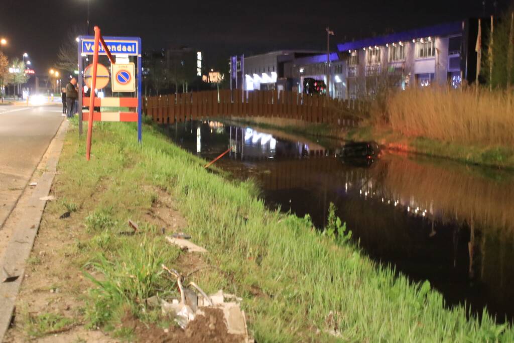 Dronken bestuurder rijdt auto sloot in