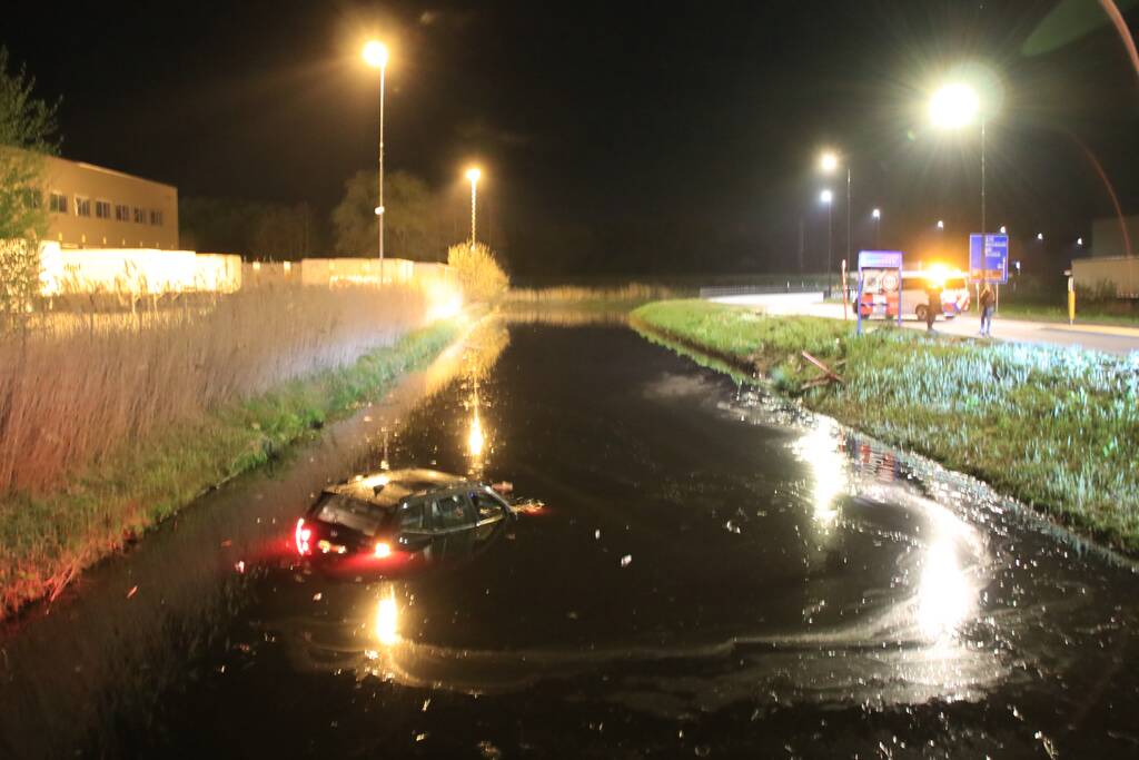 Dronken bestuurder rijdt auto sloot in