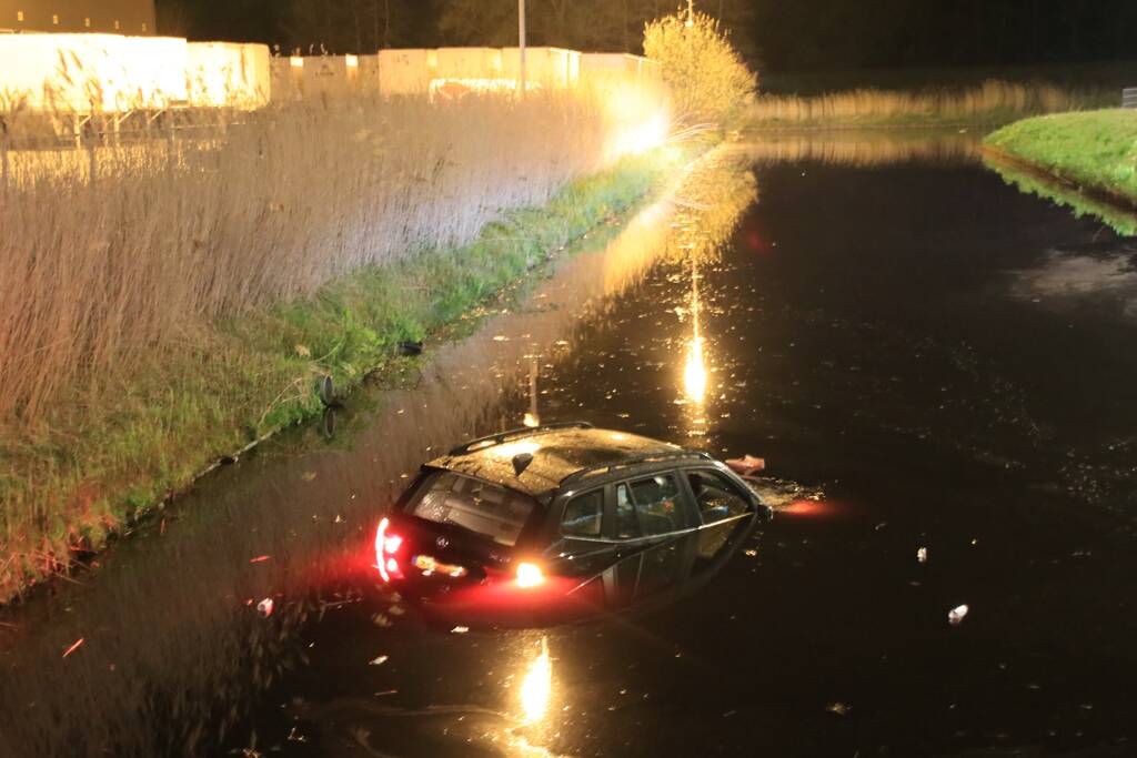 Dronken bestuurder rijdt auto sloot in