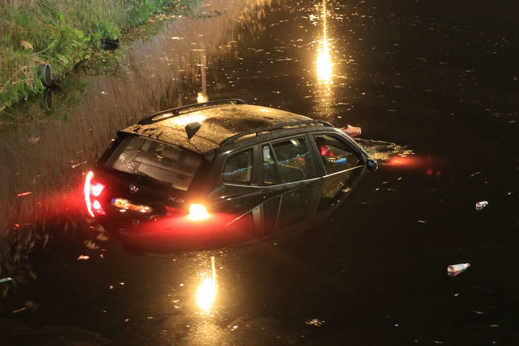 Dronken bestuurder rijdt auto sloot in