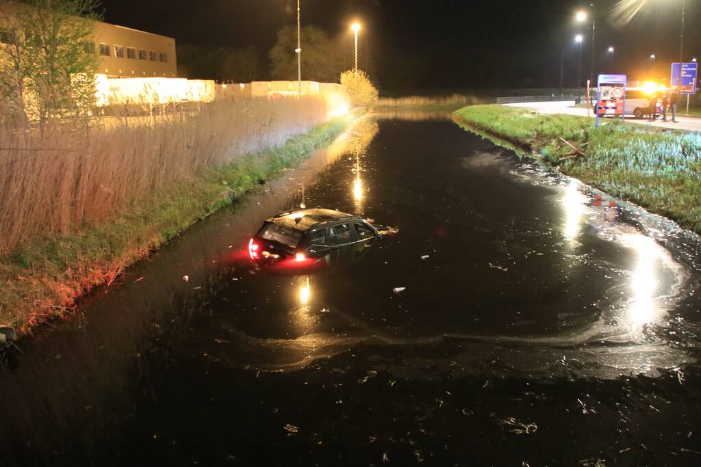 Dronken bestuurder rijdt auto sloot in