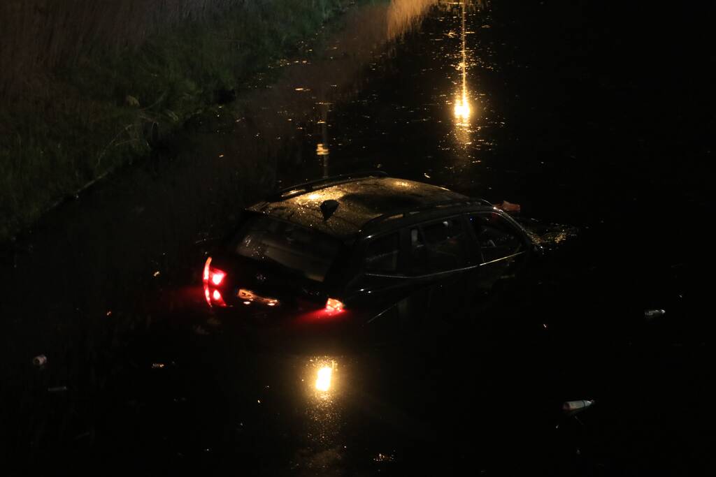 Dronken bestuurder rijdt auto sloot in