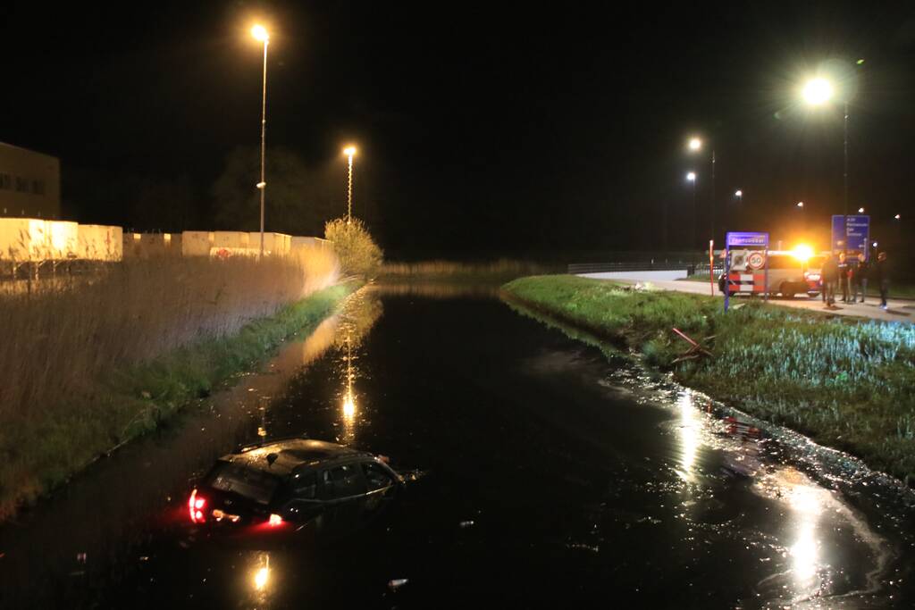 Dronken bestuurder rijdt auto sloot in