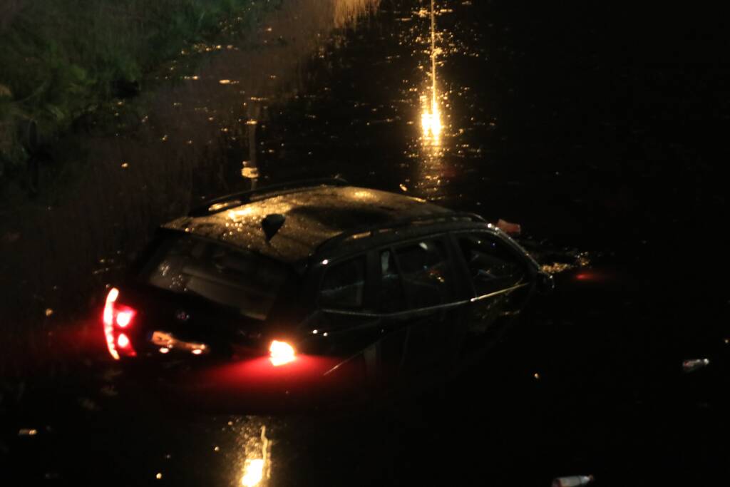 Dronken bestuurder rijdt auto sloot in