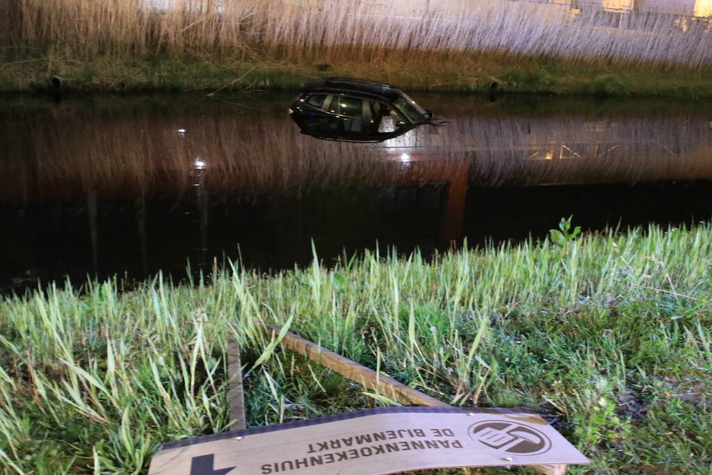 Dronken bestuurder rijdt auto sloot in