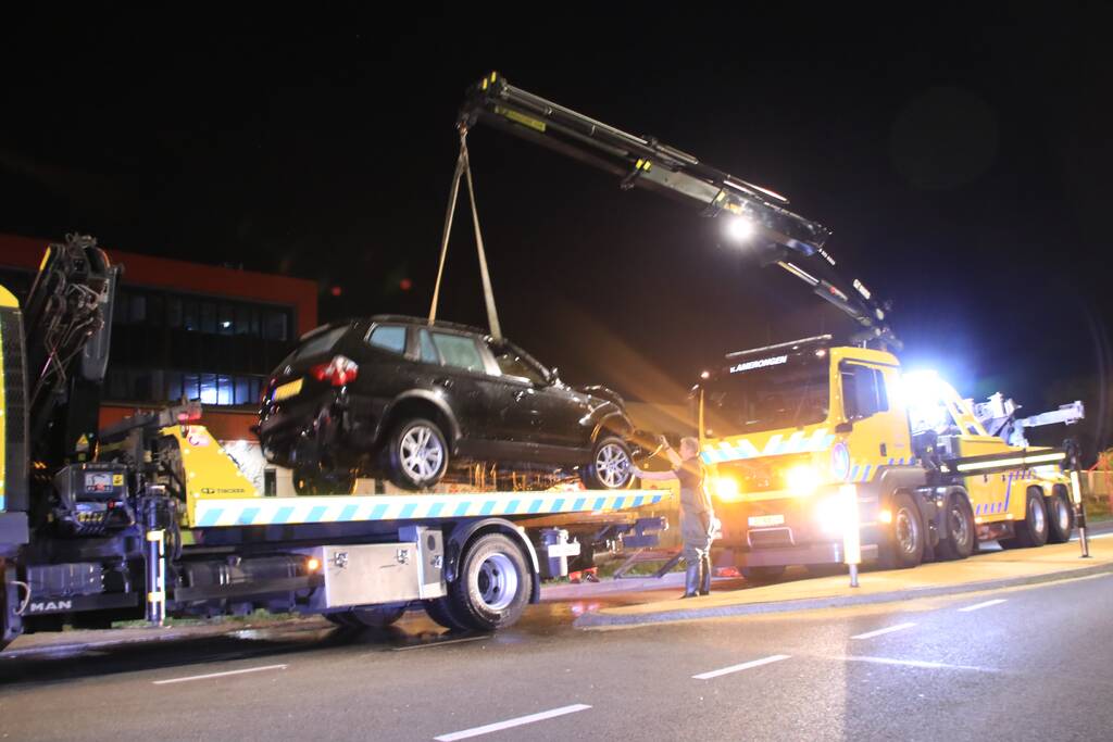 Dronken bestuurder rijdt auto sloot in