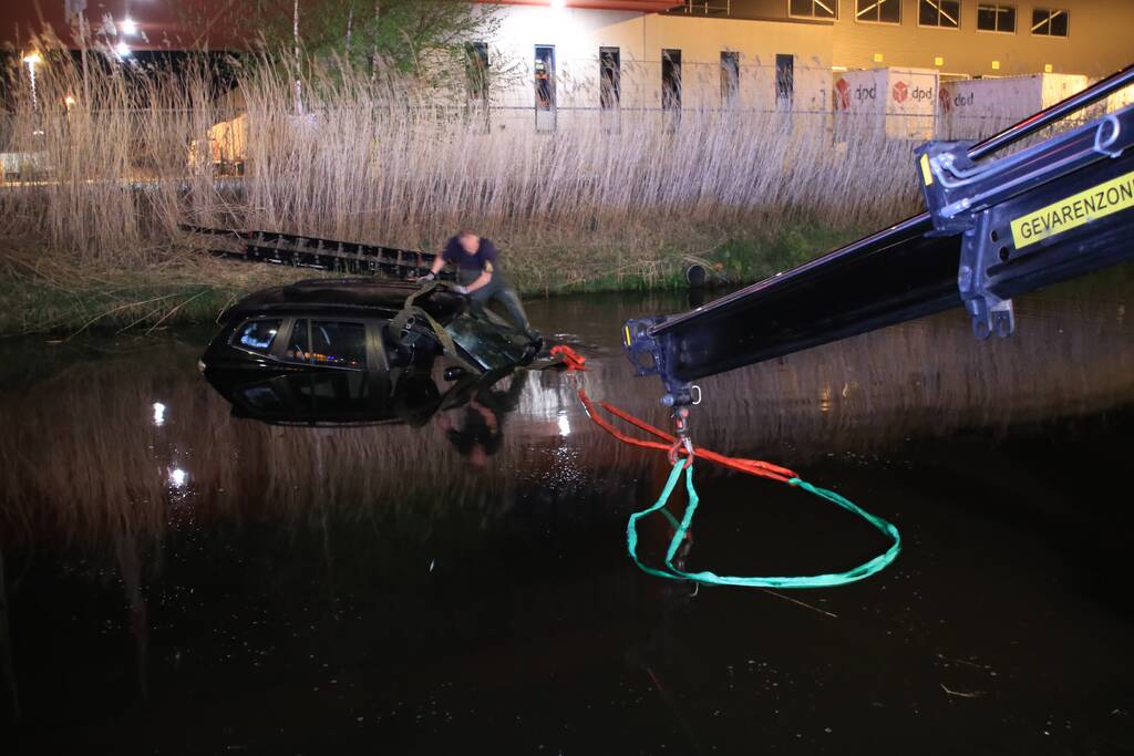 Dronken bestuurder rijdt auto sloot in