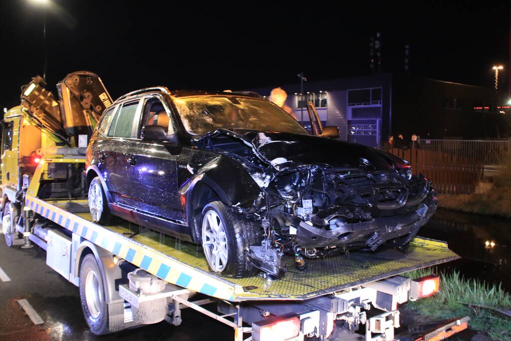 Dronken bestuurder rijdt auto sloot in