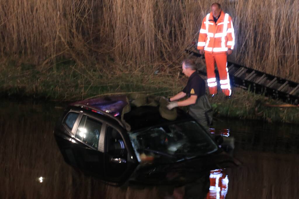 Dronken bestuurder rijdt auto sloot in