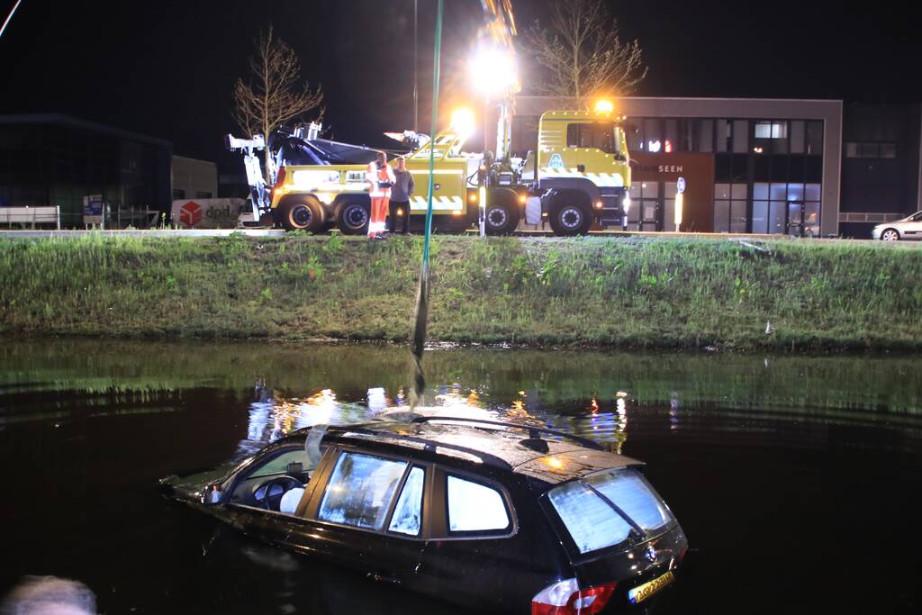 Dronken bestuurder rijdt auto sloot in