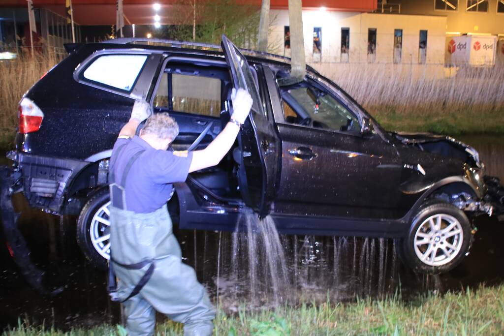 Dronken bestuurder rijdt auto sloot in