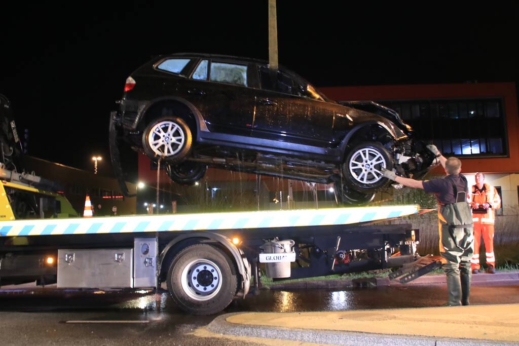 Dronken bestuurder rijdt auto sloot in