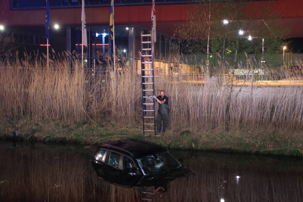Dronken bestuurder rijdt auto sloot in
