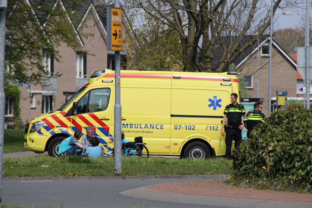 Vrouw uit rolstoel gevallen