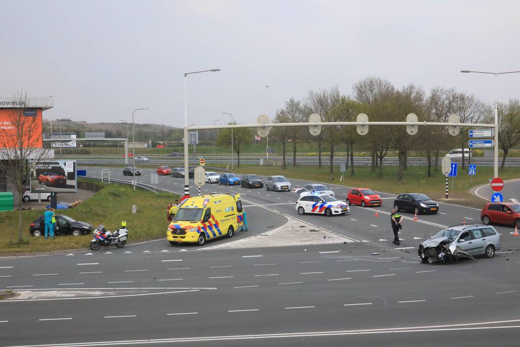 Auto's botsen op kruising