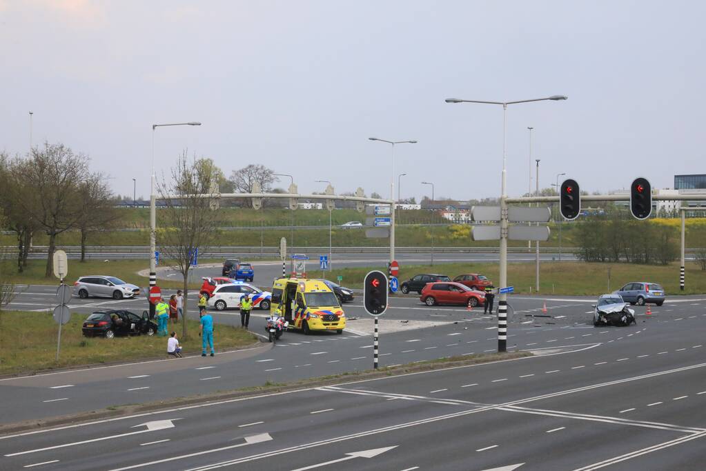 Auto's botsen op kruising