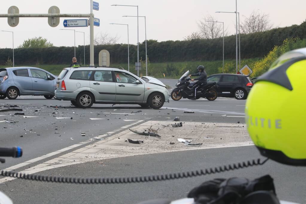 Auto's botsen op kruising