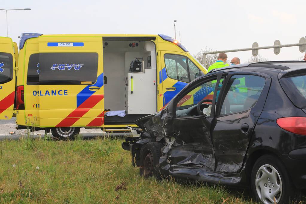 Auto's botsen op kruising